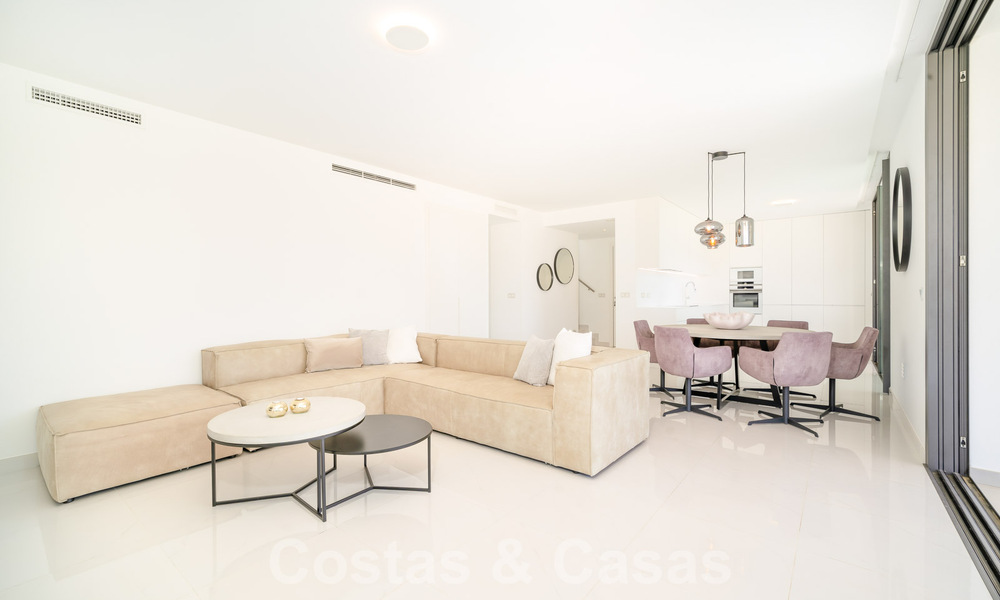 Modern design penthouse met ruime terrassen te koop op de New Golden Mile tussen Marbella en Estepona 58792