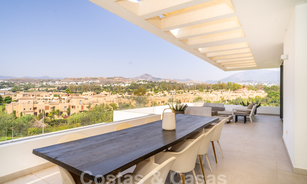 Modern design penthouse met ruime terrassen te koop op de New Golden Mile tussen Marbella en Estepona 58795