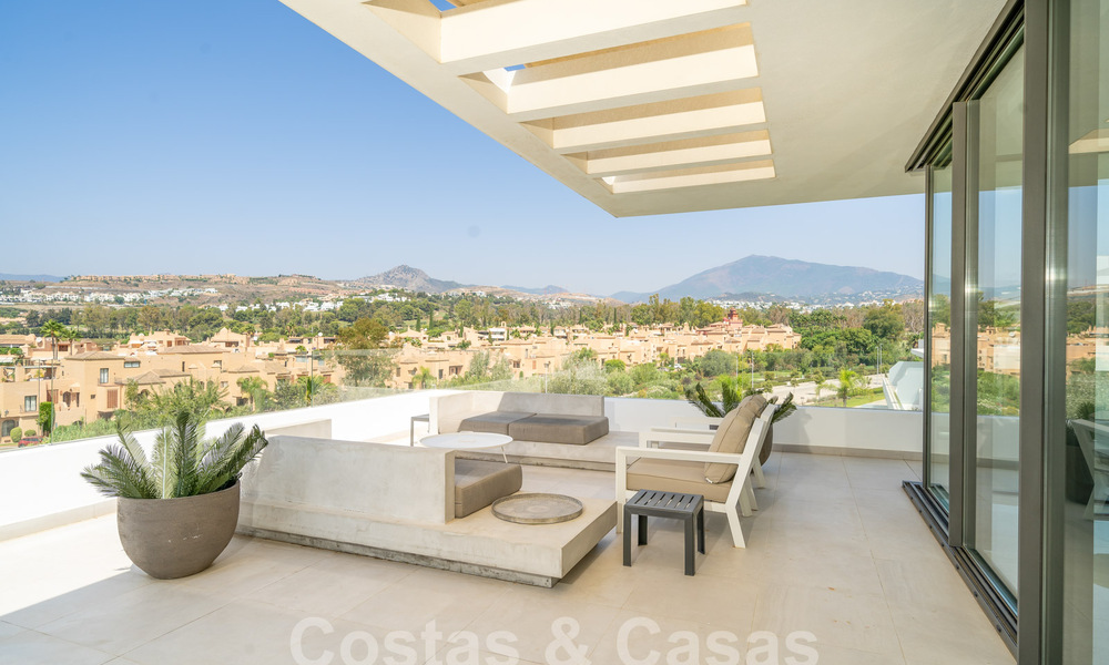 Modern design penthouse met ruime terrassen te koop op de New Golden Mile tussen Marbella en Estepona 58796