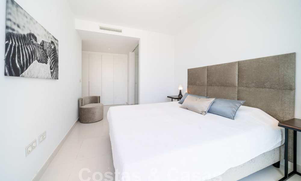 Modern design penthouse met ruime terrassen te koop op de New Golden Mile tussen Marbella en Estepona 58801