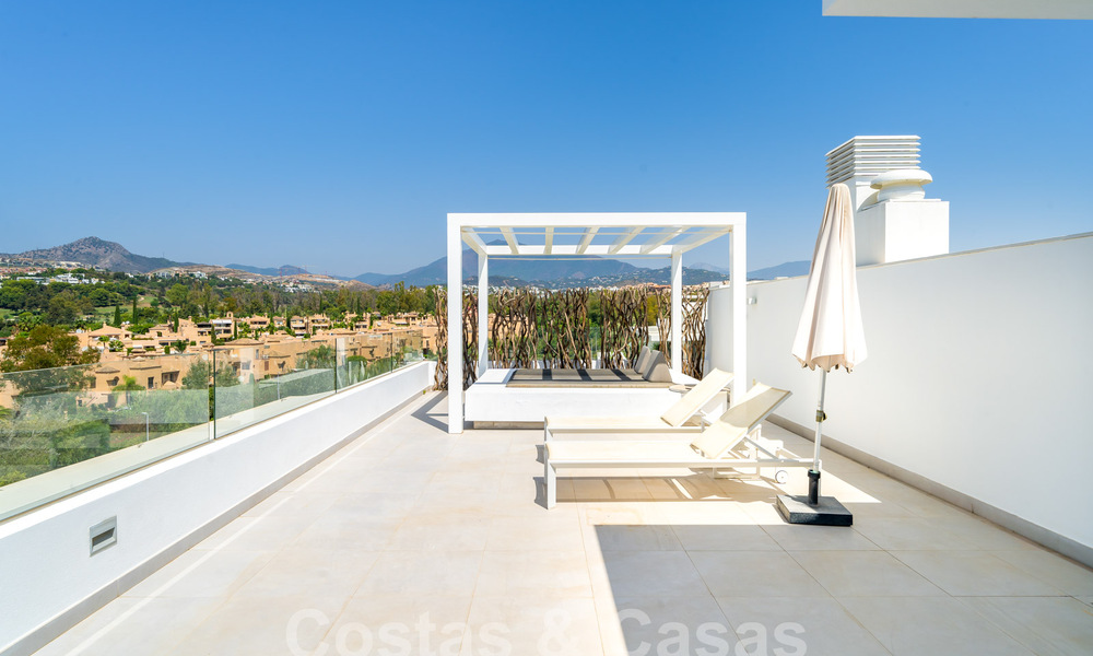 Modern design penthouse met ruime terrassen te koop op de New Golden Mile tussen Marbella en Estepona 58802