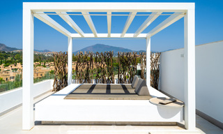 Modern design penthouse met ruime terrassen te koop op de New Golden Mile tussen Marbella en Estepona 58803 