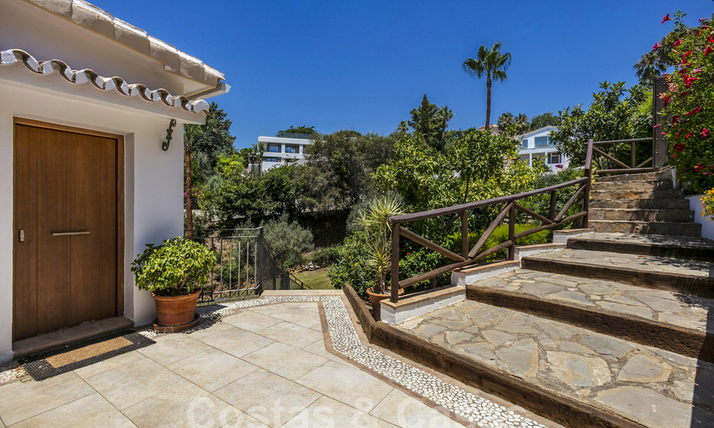 Spaanse villa te koop met grote tuin dicht bij voorzieningen in Oost-Marbella 58915