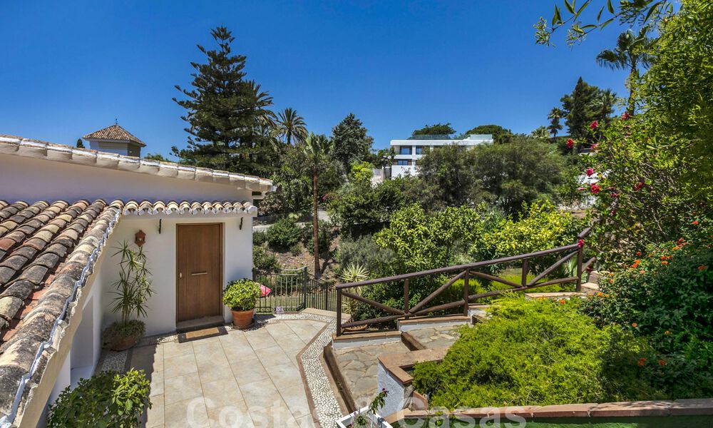 Spaanse villa te koop met grote tuin dicht bij voorzieningen in Oost-Marbella 58916