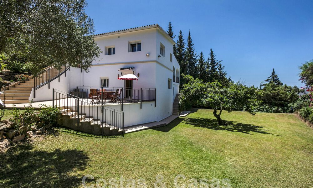 Spaanse villa te koop met grote tuin dicht bij voorzieningen in Oost-Marbella 58919