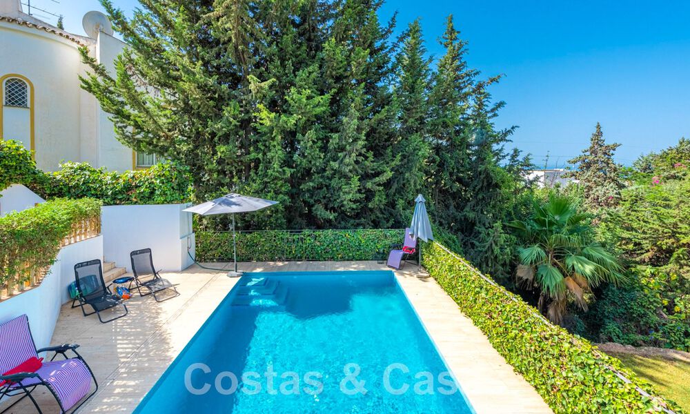 Spaanse villa te koop met grote tuin dicht bij voorzieningen in Oost-Marbella 58924