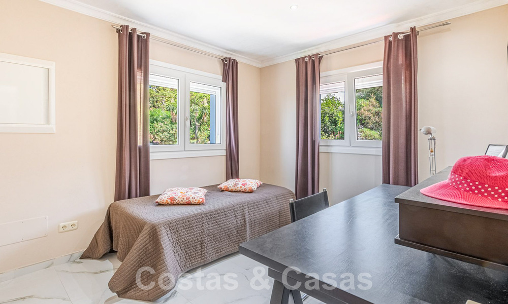 Spaanse villa te koop met grote tuin dicht bij voorzieningen in Oost-Marbella 58936