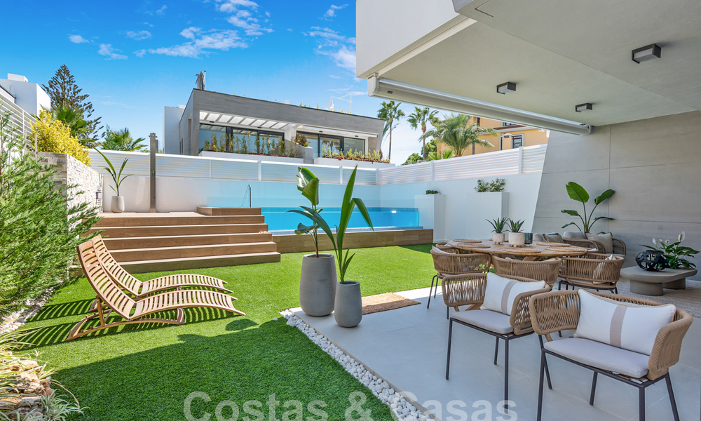 Modernistische, halfvrijstaande villa te koop op een steenworp van het strand nabij Puerto Banus in Marbella 58941