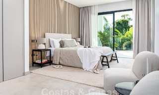 Moderne luxevilla te koop in een eigentijds bouwstijl, op loopafstand van Puerto Banus, Marbella 59608 
