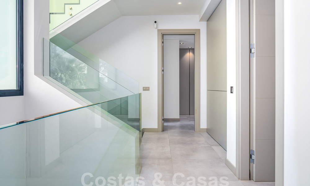 Moderne luxevilla te koop in een eigentijds bouwstijl, op loopafstand van Puerto Banus, Marbella 59626