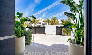 Moderne luxevilla te koop in een eigentijds bouwstijl, op loopafstand van Puerto Banus, Marbella 59647 