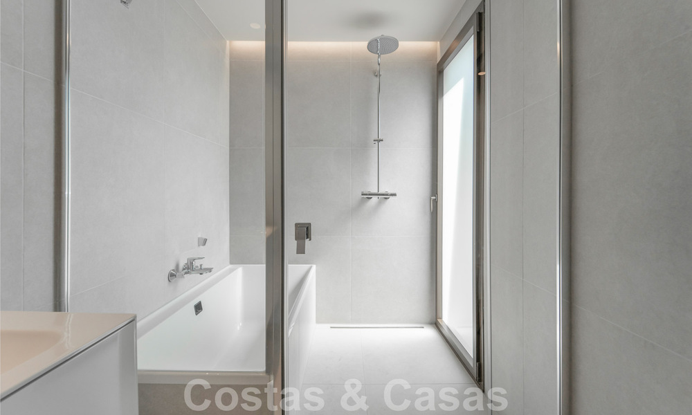 Modern luxe appartement te koop met zeezicht in een exclusief strandcomplex op de New Golden Mile, Marbella - Estepona 60754