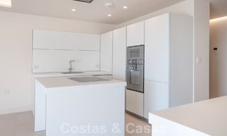 Modern luxe appartement te koop met zeezicht in een exclusief strandcomplex op de New Golden Mile, Marbella - Estepona 60767 