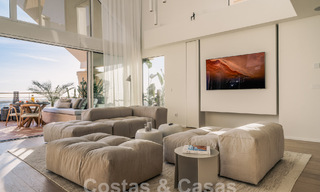 Indrukwekkend gerenoveerd penthouse te koop met panoramisch golf- en zeezicht in het hartje van Nueva Andalucia, Marbella 61807 