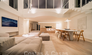Indrukwekkend gerenoveerd penthouse te koop met panoramisch golf- en zeezicht in het hartje van Nueva Andalucia, Marbella 61817 