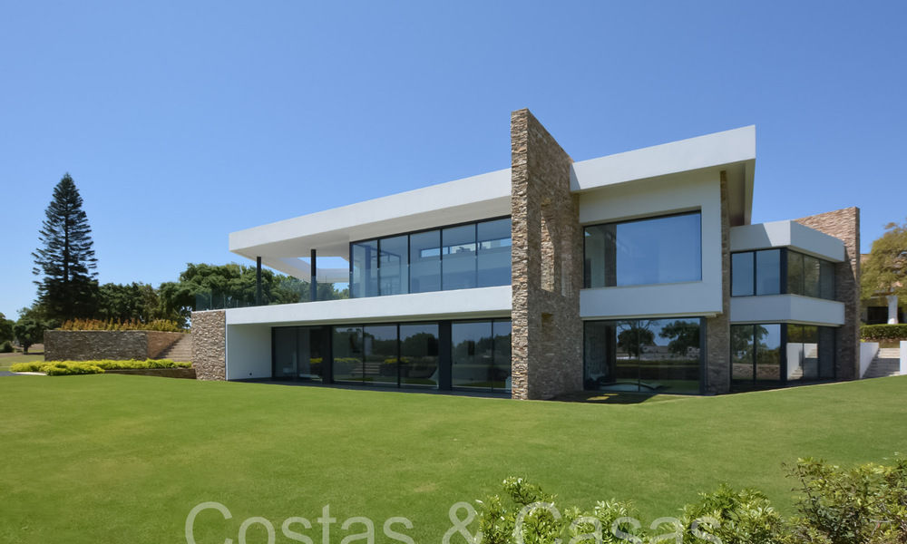 Geavanceerde designervilla te koop direct aan de golfbaan in een eersteklas golfresort het gebied van Sotogrande - San Roque, Costa del Sol 63995