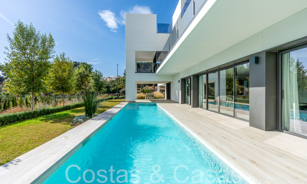 Instapklare, moderne luxevilla te koop met infinity zwembad in een exclusieve gated community in Benalmadena, Costa del Sol 64102