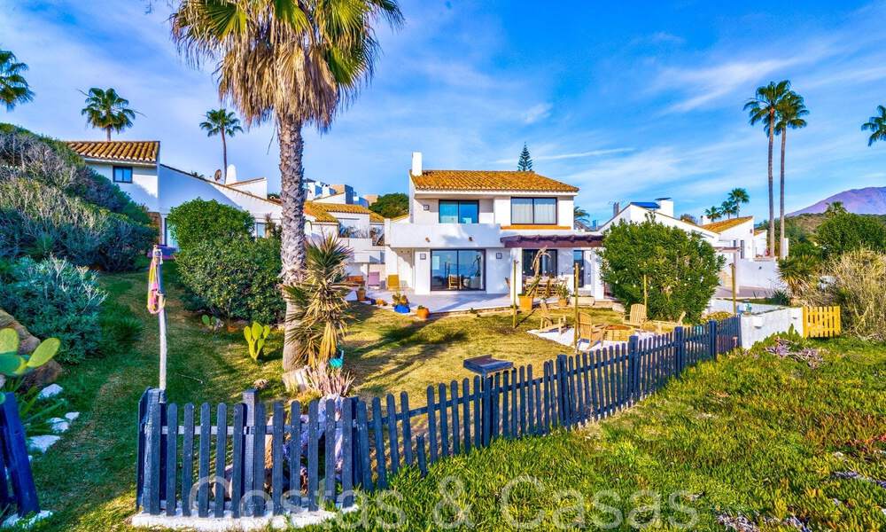 Mediterrane strandvilla te koop op eerstelijnsstrand nabij het centrum van Estepona 64016