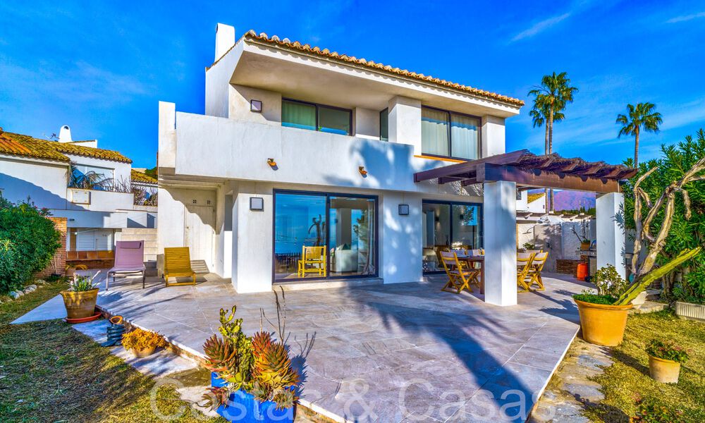 Mediterrane strandvilla te koop op eerstelijnsstrand nabij het centrum van Estepona 64018