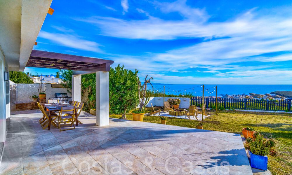 Mediterrane strandvilla te koop op eerstelijnsstrand nabij het centrum van Estepona 64019