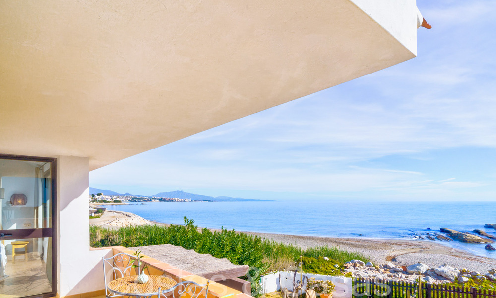 Mediterrane strandvilla te koop op eerstelijnsstrand nabij het centrum van Estepona 64042