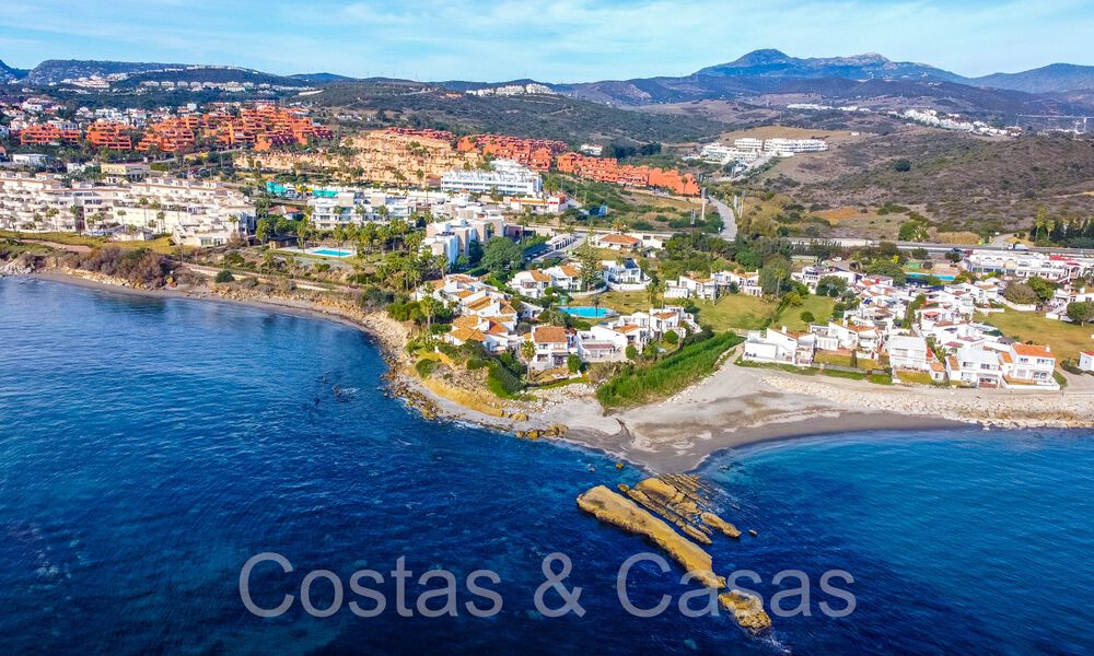 Mediterrane strandvilla te koop op eerstelijnsstrand nabij het centrum van Estepona 64060