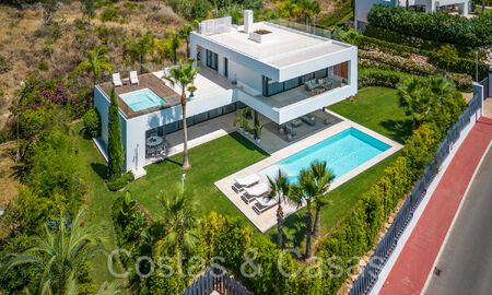 Superieure luxevilla met moderne bouwstijl te koop op een steenworp van de golfbanen van Nueva Andalucia’s golfvallei, Marbella 64175