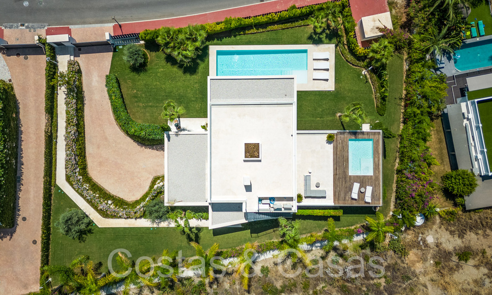 Superieure luxevilla met moderne bouwstijl te koop op een steenworp van de golfbanen van Nueva Andalucia’s golfvallei, Marbella 64176