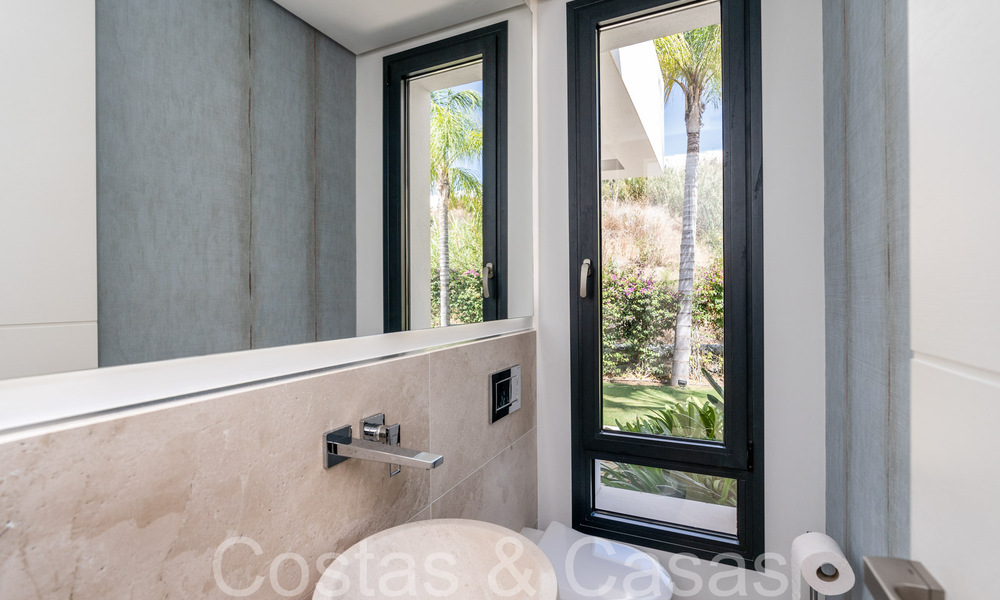 Superieure luxevilla met moderne bouwstijl te koop op een steenworp van de golfbanen van Nueva Andalucia’s golfvallei, Marbella 64179