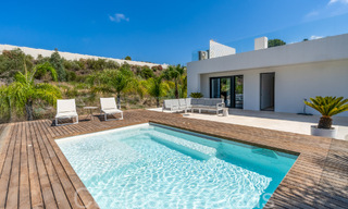 Superieure luxevilla met moderne bouwstijl te koop op een steenworp van de golfbanen van Nueva Andalucia’s golfvallei, Marbella 64181 