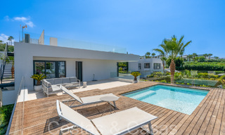 Superieure luxevilla met moderne bouwstijl te koop op een steenworp van de golfbanen van Nueva Andalucia’s golfvallei, Marbella 64185 