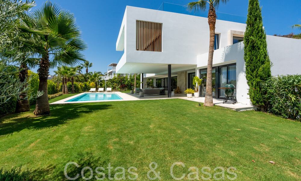 Superieure luxevilla met moderne bouwstijl te koop op een steenworp van de golfbanen van Nueva Andalucia’s golfvallei, Marbella 64199