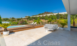Superieure luxevilla met moderne bouwstijl te koop op een steenworp van de golfbanen van Nueva Andalucia’s golfvallei, Marbella 64200 