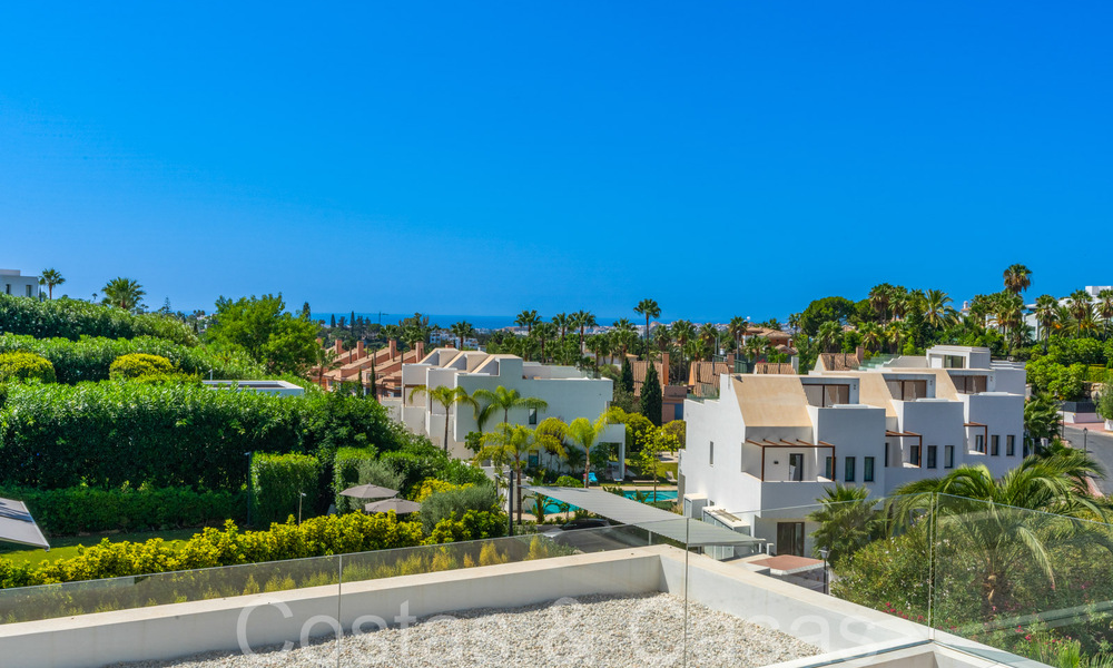 Superieure luxevilla met moderne bouwstijl te koop op een steenworp van de golfbanen van Nueva Andalucia’s golfvallei, Marbella 64201