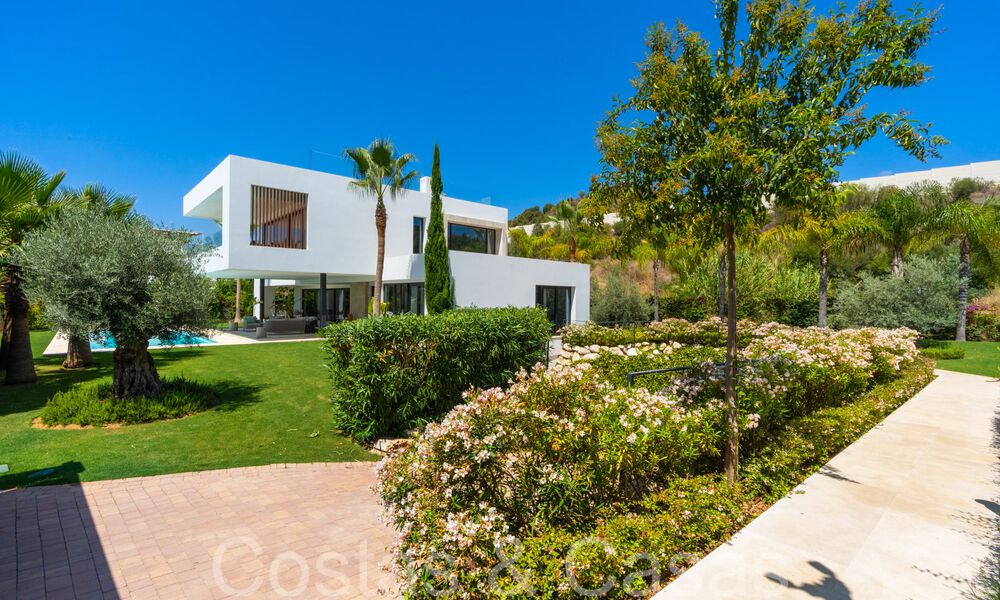 Superieure luxevilla met moderne bouwstijl te koop op een steenworp van de golfbanen van Nueva Andalucia’s golfvallei, Marbella 64203