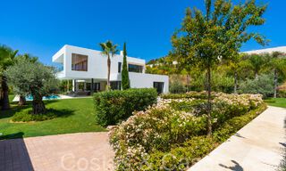 Superieure luxevilla met moderne bouwstijl te koop op een steenworp van de golfbanen van Nueva Andalucia’s golfvallei, Marbella 64203 