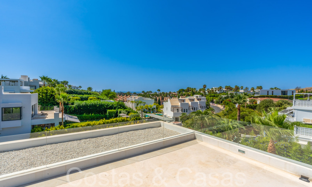 Superieure luxevilla met moderne bouwstijl te koop op een steenworp van de golfbanen van Nueva Andalucia’s golfvallei, Marbella 64208