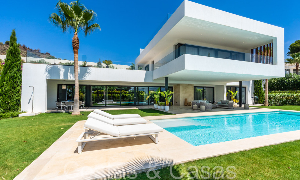 Superieure luxevilla met moderne bouwstijl te koop op een steenworp van de golfbanen van Nueva Andalucia’s golfvallei, Marbella 64209