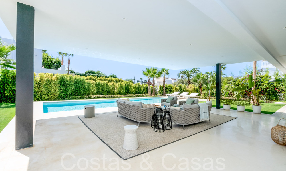 Superieure luxevilla met moderne bouwstijl te koop op een steenworp van de golfbanen van Nueva Andalucia’s golfvallei, Marbella 64227