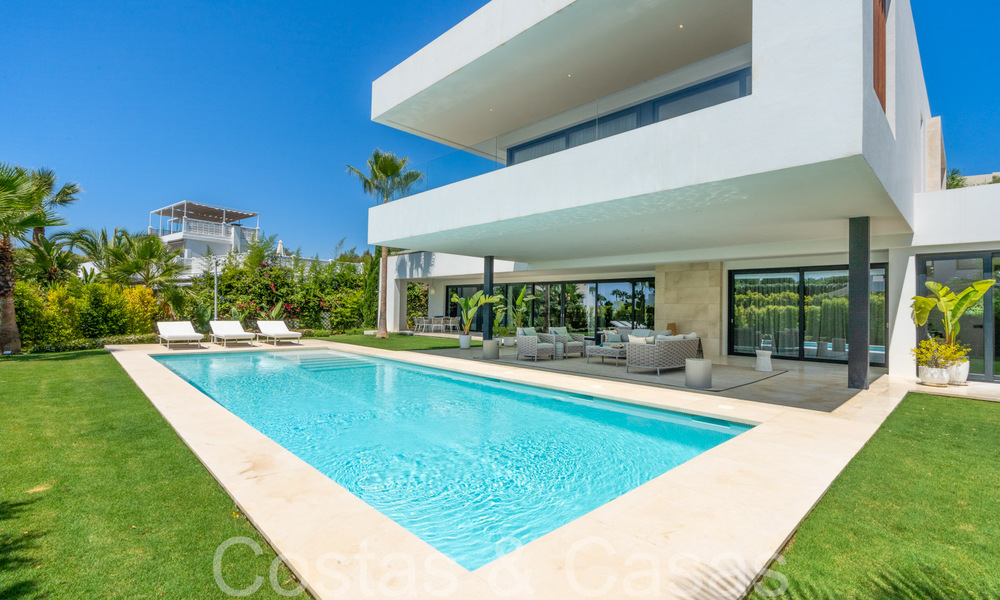 Superieure luxevilla met moderne bouwstijl te koop op een steenworp van de golfbanen van Nueva Andalucia’s golfvallei, Marbella 64229