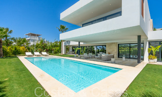 Superieure luxevilla met moderne bouwstijl te koop op een steenworp van de golfbanen van Nueva Andalucia’s golfvallei, Marbella 64229 