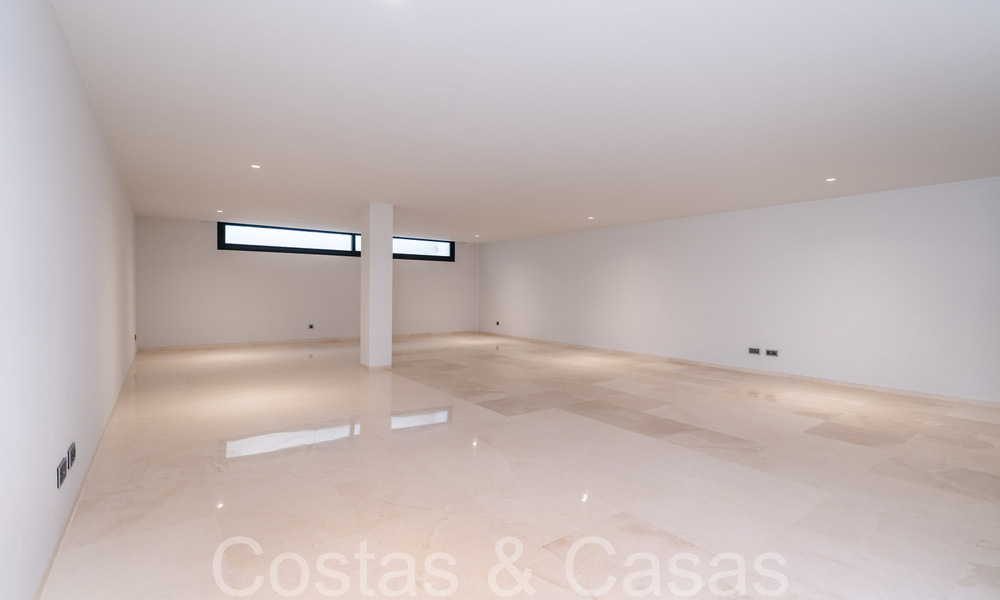 Superieure luxevilla met moderne bouwstijl te koop op een steenworp van de golfbanen van Nueva Andalucia’s golfvallei, Marbella 64231