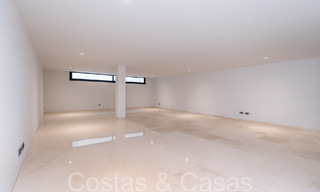 Superieure luxevilla met moderne bouwstijl te koop op een steenworp van de golfbanen van Nueva Andalucia’s golfvallei, Marbella 64231 