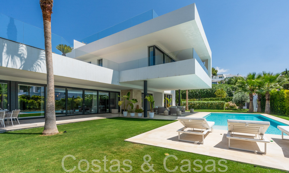 Superieure luxevilla met moderne bouwstijl te koop op een steenworp van de golfbanen van Nueva Andalucia’s golfvallei, Marbella 64235