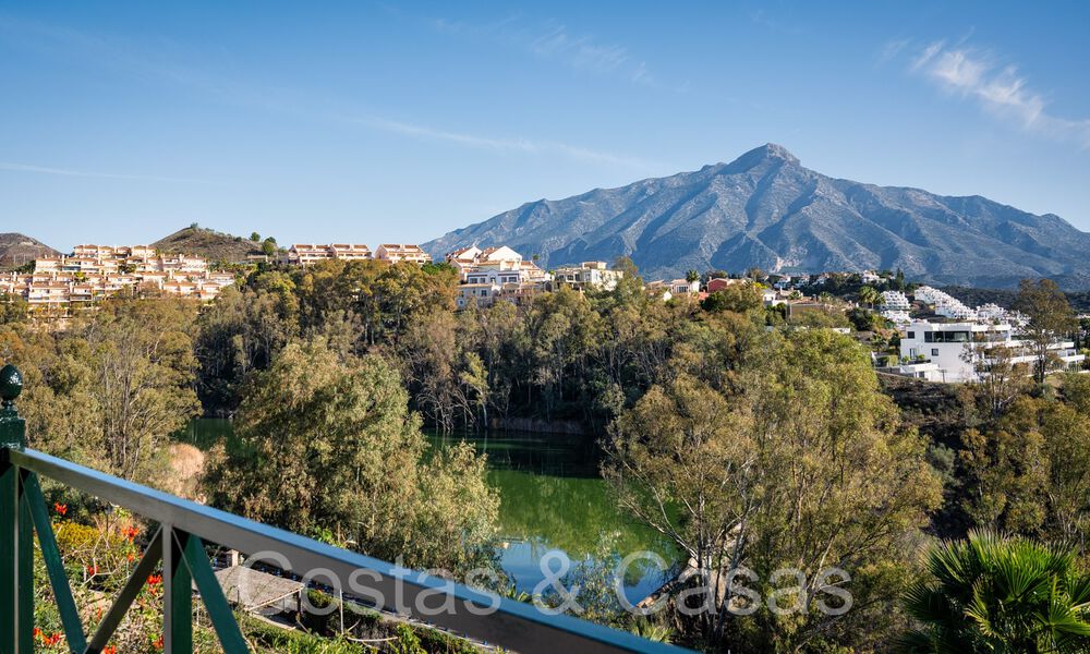 Verfijnd luxe appartement met meer-, berg- en zeezicht te koop in Nueva Andalucia, Marbella 64465