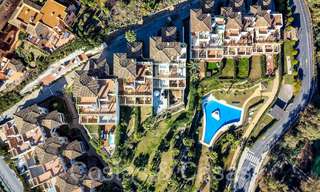 Verfijnd luxe appartement met meer-, berg- en zeezicht te koop in Nueva Andalucia, Marbella 64474 