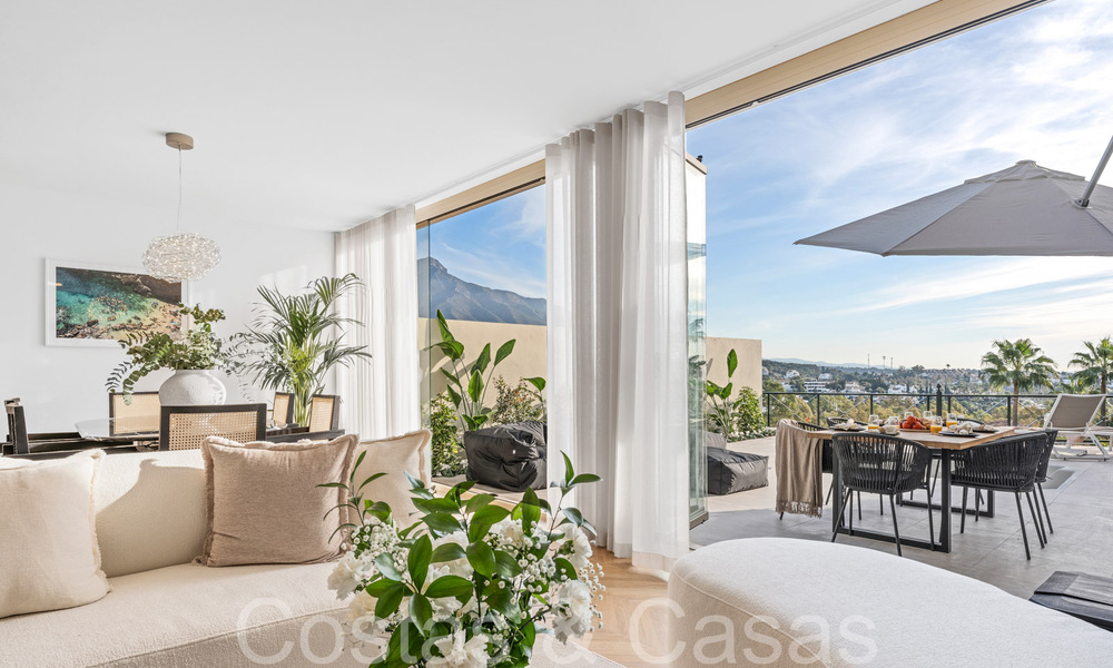 Verfijnd luxe appartement met meer-, berg- en zeezicht te koop in Nueva Andalucia, Marbella 64480