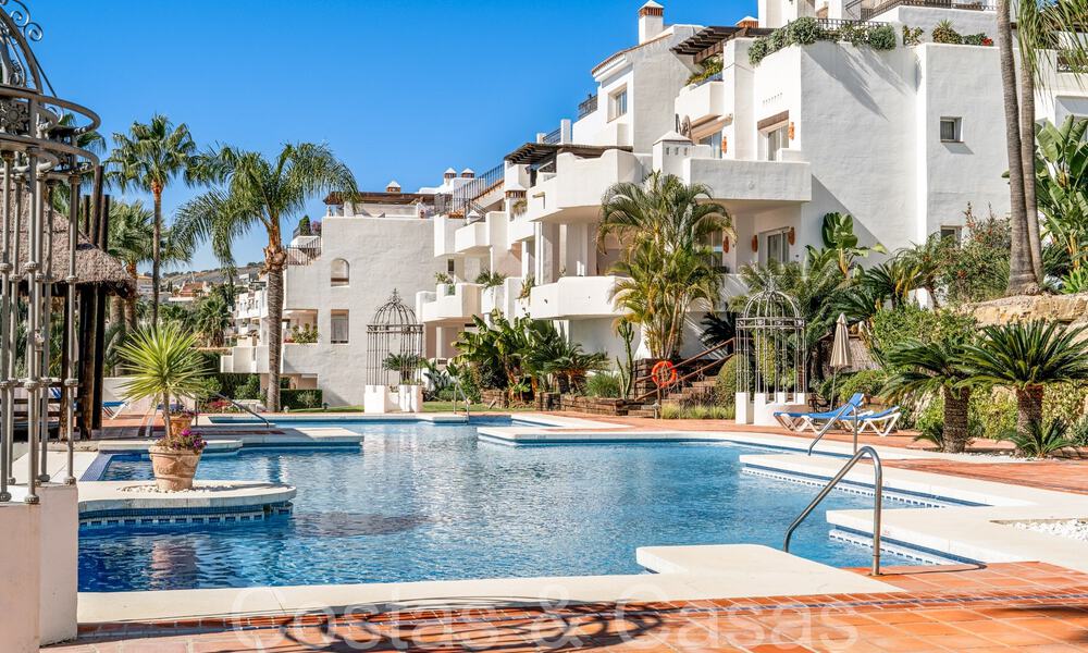 Charmant appartement te koop met panoramisch uitzicht op de vallei en zee in Nueva Andalucia, Marbella 64597