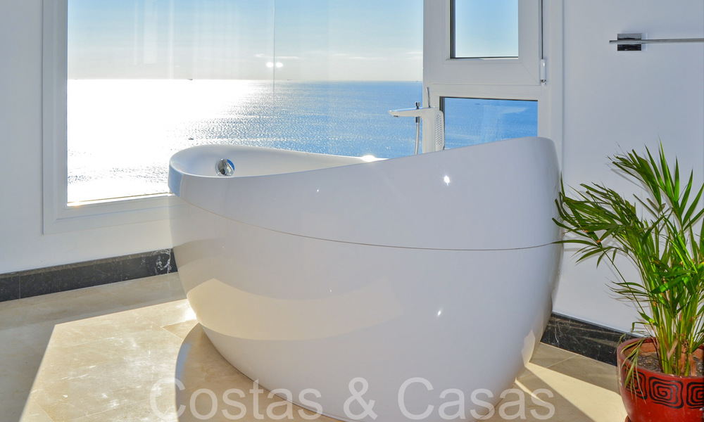 Luxueuze villa met moderne bouwstijl en adembenemend zeezicht te koop in Manilva, Costa del Sol 64980