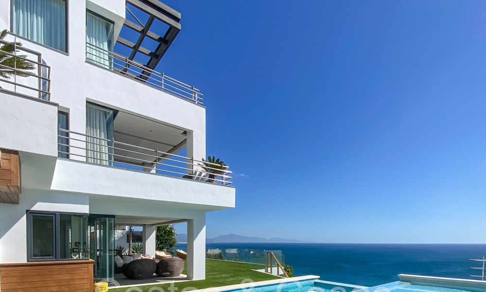 Luxueuze villa met moderne bouwstijl en adembenemend zeezicht te koop in Manilva, Costa del Sol 64990